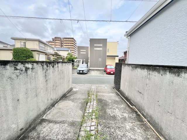 物件から主要道路に繋がる通路になります。