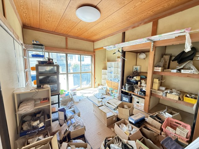 押入や棚を活かして資材置き場としてや整理整頓された居室空間へと整えることも可能。大きな窓からは自然光が入り明るく開放的な空間に。用途に応じて住まいとしても作業スペースとしても柔軟に活用できる一室です。