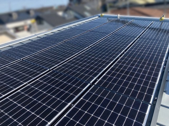 建物屋根には、2024年2月に太陽光発電システムパネルを設置致しました。