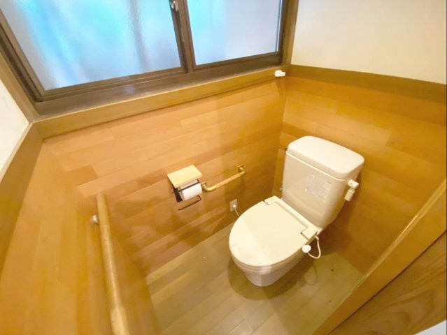 バリアフリーに配慮された、手すり付きのトイレです！