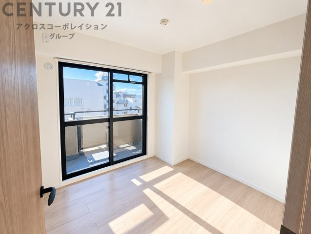清潔感のある明るいトイレ空間。温水洗浄便座を備え、快適にお使いいただけます。やさしい色合いの内装で、毎日気持ちよく過ごせる落ち着いた空間です。