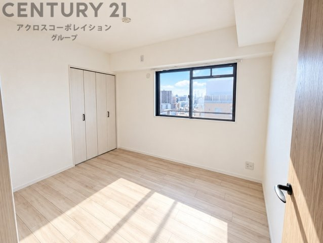 大きな窓から明るい陽射しが差し込む、心地よい洋室です。シンプルな間取りで家具の配置もしやすく、寝室や子ども部屋、書斎などライフスタイルに合わせて活用できます。