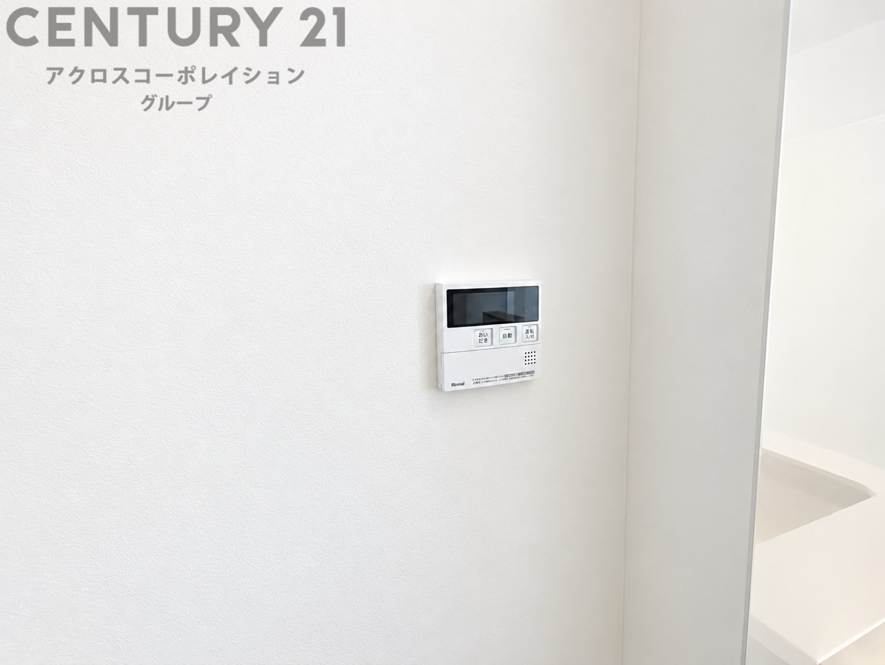 明るい陽射しが差し込む、開放感あふれるLDK。レンガ調のキッチンカウンターが空間のアクセントに♪家族との会話も弾む、温かみとおしゃれさを兼ね備えた住空間です。