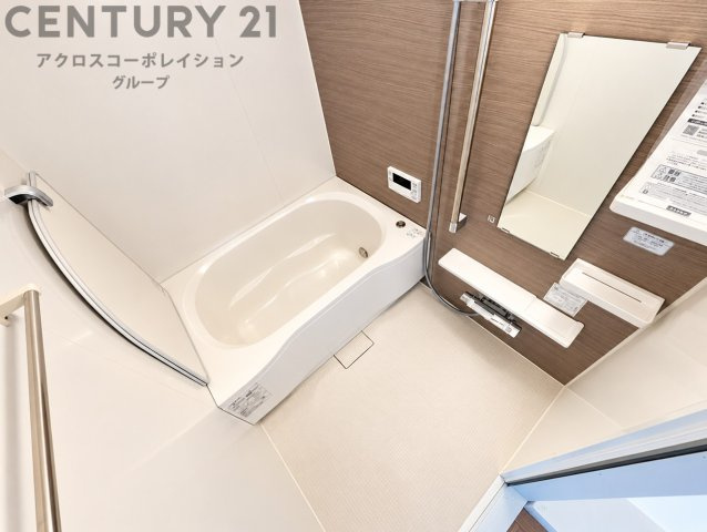 ゆとりあるアプローチが印象的なマンションエントランス。段差に配慮したスロープも設けられ、ベビーカーや車椅子での移動もスムーズ。毎日の暮らしに安心と快適さを添えます。