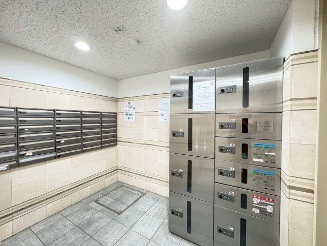 留守中便利な宅配ボックス付き！