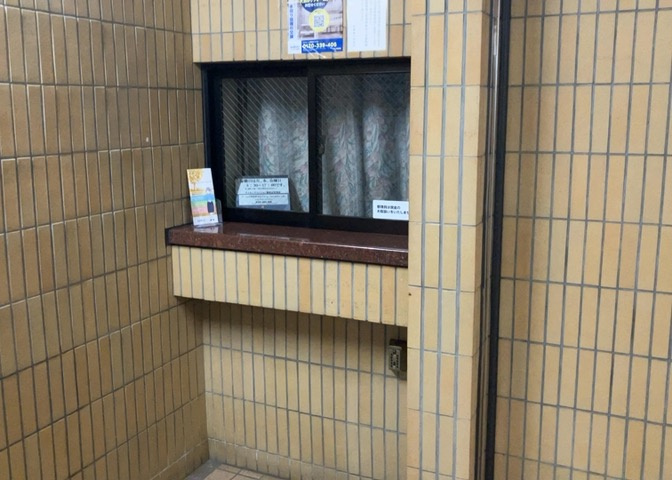 受付はマンションコンシェルジュがいる場合もあれば、管理人が滞在する小部屋を総称して呼ぶことがあります。主にエントランスに設置されていることから、防犯面でも期待ができます。防犯設備がない場合はより安心！
