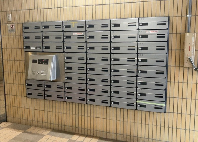 エントランス付近に設置されている集合ポストは、住んでいる部屋と離れているため、ポストをあさるなど誰かに何かされていても被害に気づきにくいです。入居する時には他人に特定されにくい番号で鍵をかけましょう！