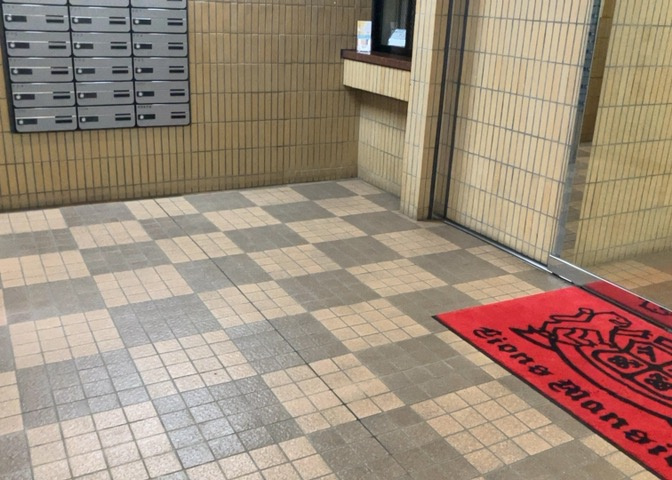 ロビーというと、エントランスと何がちがうの？と思いますよね。実はロビーとエントランスには明確な決まりはありません。物件によっては、エントランスを入って広がるある程度の広さのある空間がロビーとなります。