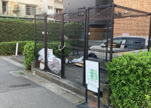 共有部分は、住民なら誰もが使える設備のこと。例えば駐車場やエレベーター、インターネット設備、セキュリティ設備などがあります。他にも、マンションの廊下・外部階段やエントランス・ゴミ置き場などがあります。