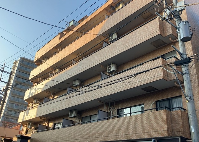 道幅が広い場所は日当たりや風通が良好です。幅が広いのですれ違いも可能ですし大きな車でも駐車可能！一方で、大型車が通ることも多くなるため交通量の増加により騒音に繋がります。また土地の値段が高くなります。