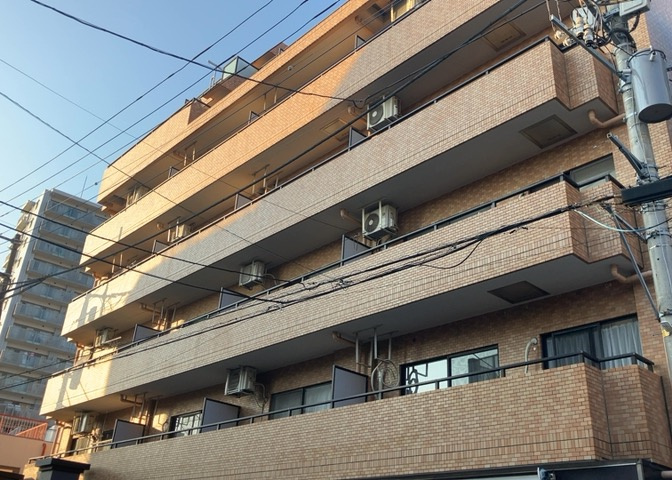 ＲＣ造、Reinforced　Concreteは直訳すると補強されたコンクリートです。主に柱や梁・床・壁が鉄筋とコンクリートで構成おり、鉄筋を組んだ型枠にコンクリートを流し込んで固めたものを指します。