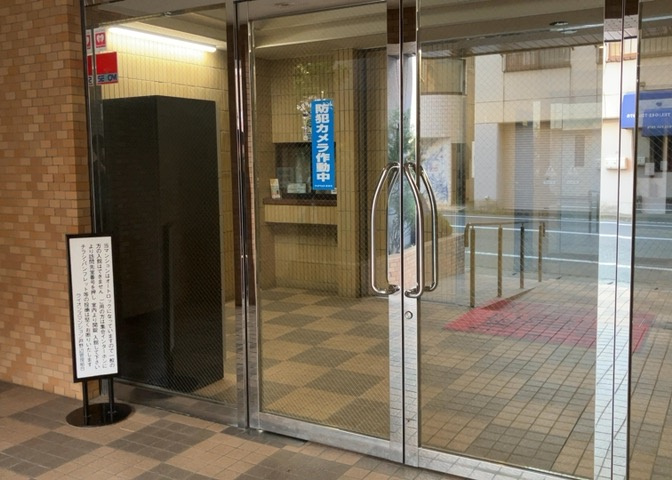 玄関は家の顔でもあり、家族以外の目にも止まる場所です。玄関は外との間を仕切る扉、靴などをしまっておく収納スペース、靴脱ぎのたたきスペース、来客とのやり取りをするドアホンなど複数のアイテムからなります。