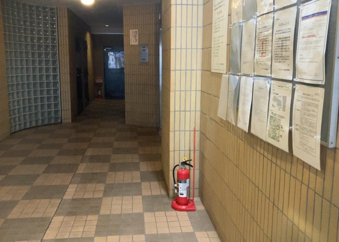 共有部分は、住民なら誰もが使える設備のこと。例えば駐車場やエレベーター、インターネット設備、セキュリティ設備などがあります。他にも、マンションの廊下・外部階段やエントランス・ゴミ置き場などがあります。