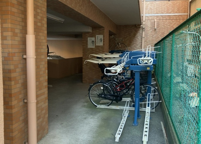 車一台あたりに必要なスペースは、標準サイズの普通自動車で横幅2m50cm、長さ5mは必要になります。ただし、乗降のことも考慮して横幅3m30cm、長さ5m50cmほどは確保できるところを選びましょう。