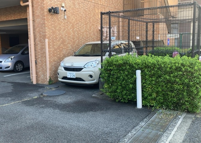 駐車場と明記されていても、最小スペースでつくられた駐車場だと大型車は駐車できなかったり、出入りしにくくなったりする可能性があります。お車のサイズと購入したい物件の駐車場のサイズを現地で確認しましょう。