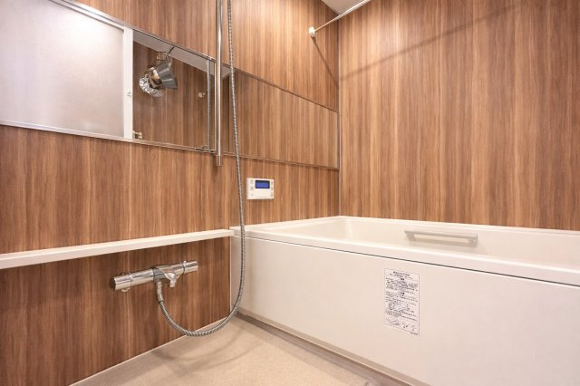 ◆モダンデザインの空間が気持ちよさを高めてくれるバスルーム。すっきりとした清潔感の中に都会的なセンスが感じられ、心身をリフレッシュできる寛ぎを深めてくれるスペースです。