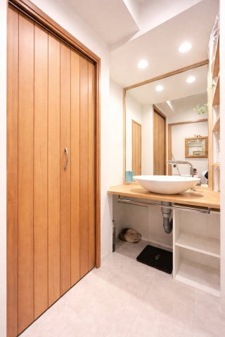 ◆毎日使う場所だから、機能的で使いやすさに配慮したパウダールーム。すっきりと使えるように収納も豊富にご用意しています。