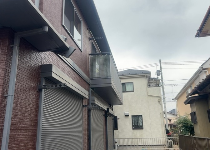 バルコニーは、室外の専用スペースのうち、「屋根がなく開放された空間」であるものを指します。ベランダより広いタイプのものが多く、日当たりもよいため家庭菜園などを楽しみたい人にとって適した環境となります。