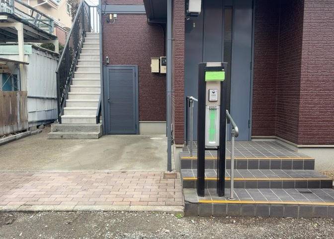 玄関ポーチにおいて最も重視すべきと言っても良いのが広さです。適切な広さの玄関ポーチでないと外見的なバランスは崩れてしまいますし、何より使いにくくなってしまいますので、現地で実際に下見をしてみましょう！