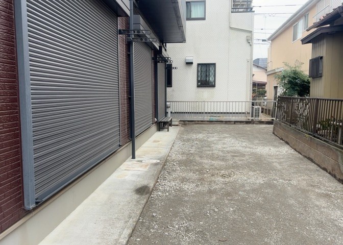 敷地内に散水栓や立水栓があると便利です。水道水を直接利用できるため、水を運ぶ手間を省くことが出来ます。大量の水を必要とする洗車作業や清掃などに役立ちます。その他設備とあわせて、現地でご確認ください。