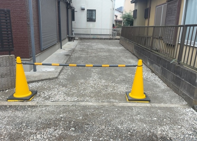 車一台あたりに必要なスペースは、標準サイズの普通自動車で横幅2m50cm、長さ5mは必要になります。ただし、乗降のことも考慮して横幅3m30cm、長さ5m50cmほどは確保できるところを選びましょう。