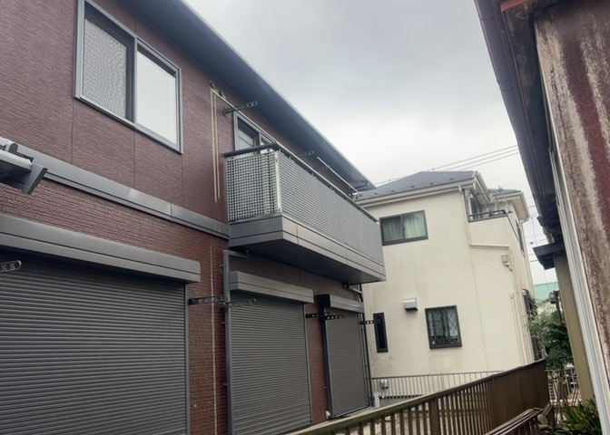 バルコニーは、建物内から室外へ楽に出入りできる便利なスペースです。また、バルコニーには手すりを付けることが義務付けられており、手すりの高さは110cm以上で施工することが建築基準法で定められています。