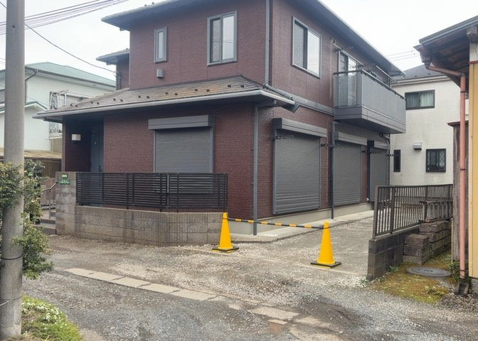 住宅用の土地では前面道路に2m以上接していなければならないと法律で定められています。しかし、お持ちの車のサイズやライフスタイルなどにより、2mでは利便が悪い場合もございますので、事前に確認しましょう。