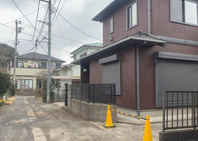 道幅が広い場所は日当たりや風通が良好です。幅が広いのですれ違いも可能ですし大きな車でも駐車可能！一方で、大型車が通ることも多くなるため交通量の増加により騒音に繋がります。また土地の値段が高くなります。