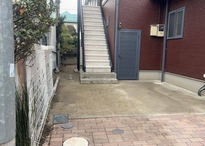 庭があることでガーデニングや家庭菜園はもちろん、こどもの遊び場やペットを放して遊ぶことができます。また、家の周囲に余裕があるということです。隣地との間があれば、十分な日当たりと、風通しが確保できます。