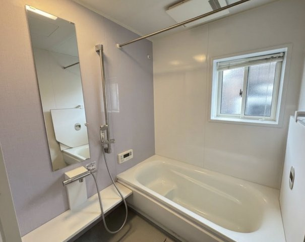 落ち着いたカラーで統一された浴室は、一日の疲れをゆったりと癒せる空間です。窓付きのため換気がしやすく、湿気がこもりにくいのも嬉しいポイント。手すり付きで安全性にも配慮されております。