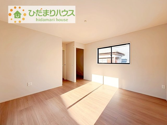 バルコニーに面していて、たっぷり光りの入る明るい主寝室です！