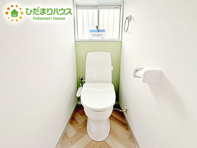 小窓で採光面と通気性を確保しておりますので、陽射し差し込む明るい空間で、いつもさわやかな状態を保っていただけます！トイレスペースが1階・2階にございますので、ゲスト用・家族用に分けることもできます。