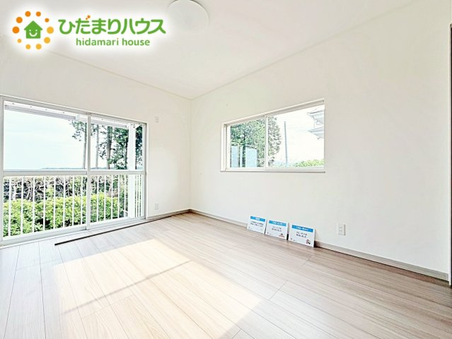 バルコニーに面していて、たっぷり光りの入る明るい主寝室です！