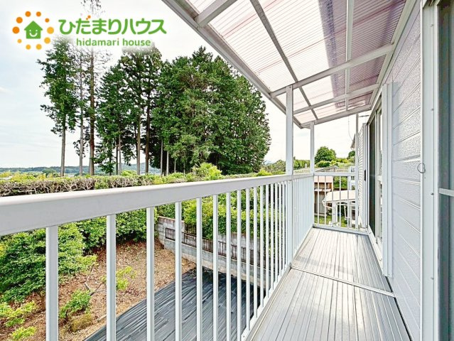 ワイドなバルコニーで、ご家族全員のお洋服もらくらく干せちゃいます☆日差しをたっぷりと浴びた布団やマットレスで気持ち良く休めるようになりますね！