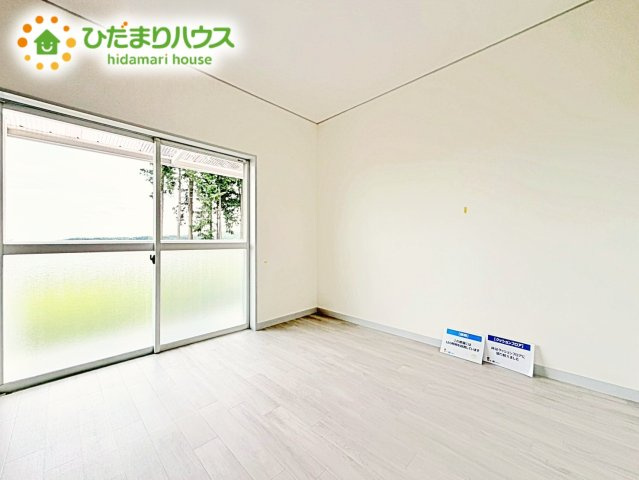 白い壁の洋室は、太陽の光だけでも十分明るく感じられますね