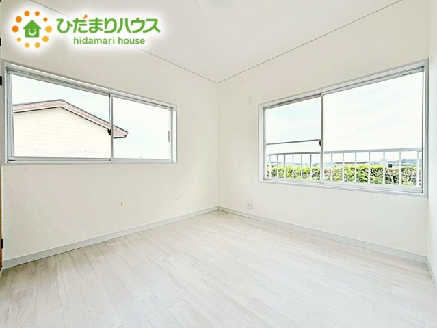 二面採光の設計で明るい時間帯は陽が入り、リラックス出来るお部屋となっています。