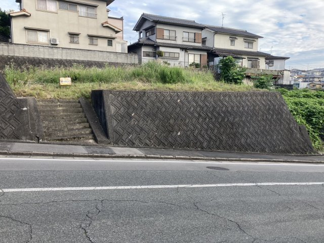 北側道路に面した売土地。日当たり・風通しが良く、開放感のある立地です。道路からの視線も気にならず、プライバシーを確保しやすい点も魅力。整った住宅街の一角で、静かに暮らしたい方におすすめです。