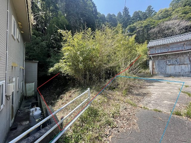 土地は右手奥の建物の左手約220坪の土地となります。