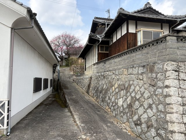 石積みの土留めに囲まれた、高台へと続くアプローチ。