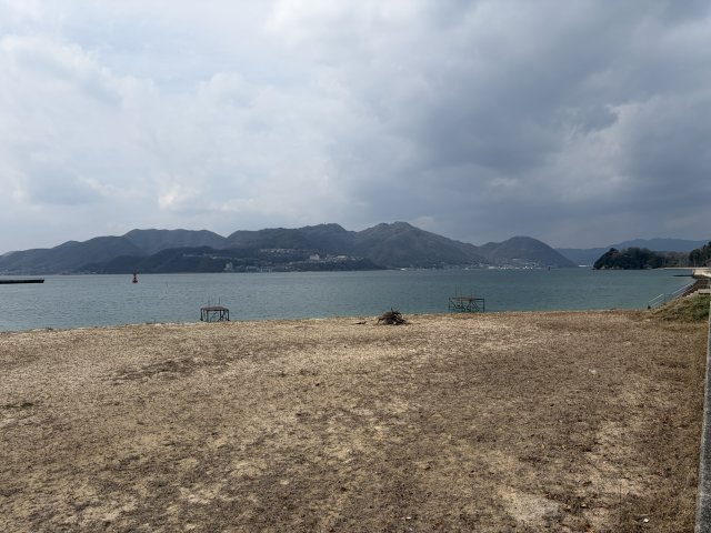徒歩2分の海岸線。遮るもののない穏やかな海が広がります。