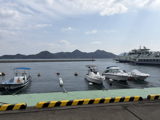 徒歩13分の向田港。三原・須波方面への定期船が発着します。