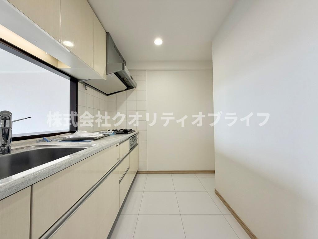 キッチンの後方はスペースがしっかりとられており、食器棚や家電等も置けそうです。2026/07/04撮影