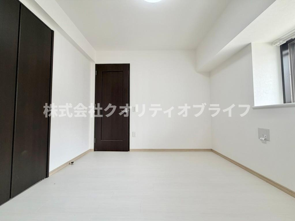 玄関入って左側、6帖洋室　2026/07/04撮影