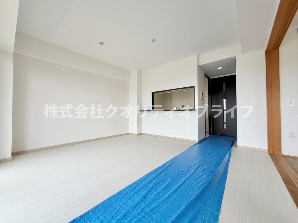 白い木目調のフローリングが心地よい洋室。大きな窓から優しい光が差し込み、お部屋を明るく照らします。どのような家具にも合わせやすい、シンプルで落ち着いた空間です。2026/07/04撮影