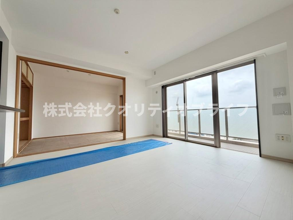 リビング横は和室となります。扉を開けると空間をさらに広く使用できます。2026/07/04撮影