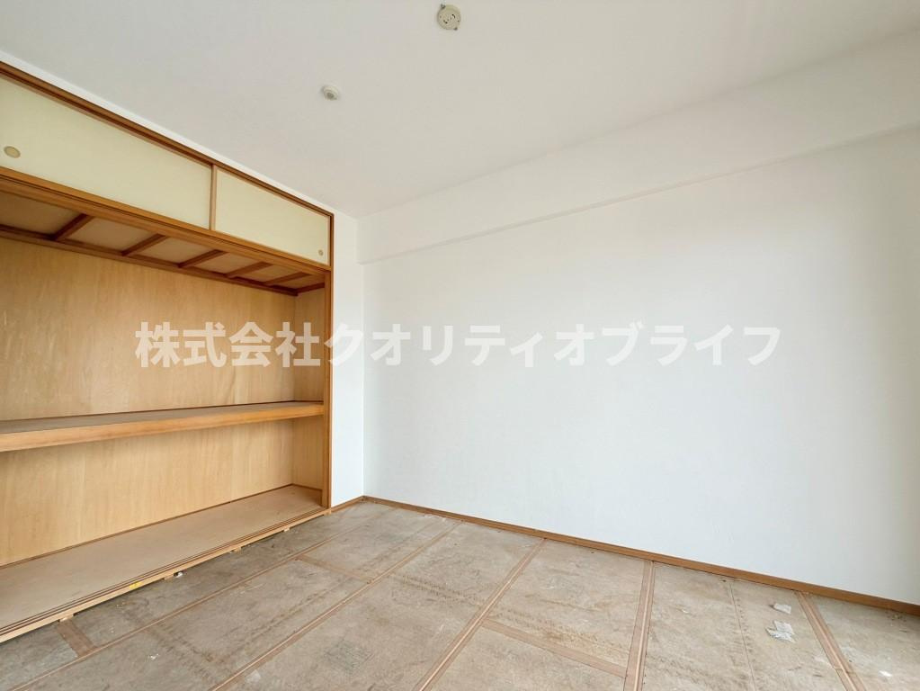 西向きで陽当たりがよく、明るい室内。2026/07/04撮影