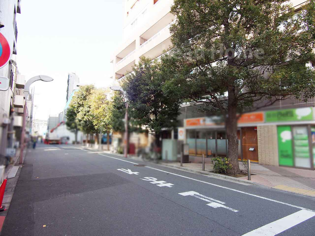 歩道がきれいに整備された幅員の広い前面道路です！見通しが良くお子様とのお散歩も安心感があります♪