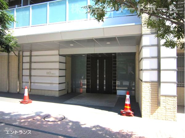 屋根付きでアプローチの広いエントランスです！雨の日でも濡れずに落ち着いて傘の開閉が行えますね♪