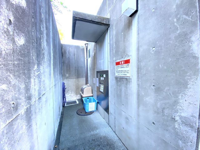 「クリーンダスト24」があり、24時間いつでもゴミ出しが可能です。