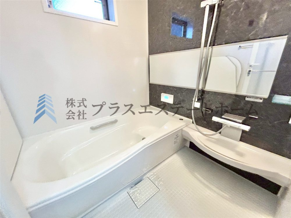 浴室乾燥機付きユニットバスで雨の日のお洗濯にも大活躍♪横長鏡で浴室が広く見せます♪